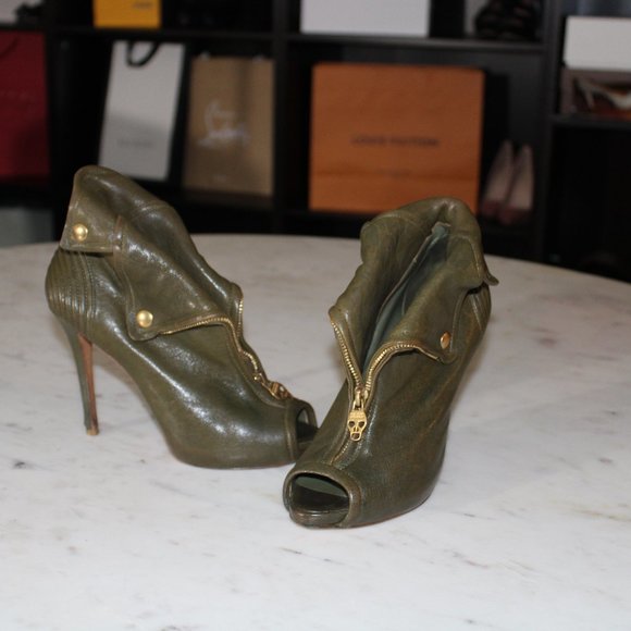 Alexander McQueen Shoes - ALEXANDER McQUEEN olive green leather booties